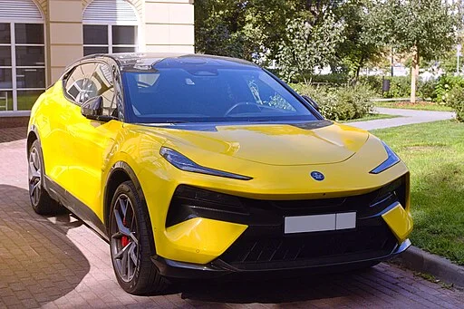 Een gestroomlijnde Lotus Eletre elektrische SUV zijaanzicht
