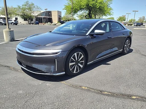 Zijaanzicht van een luxe elektrische Lucid Air sedan.