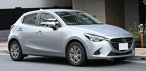 Een zilverkleurige Mazda 2 klaar voor de verkoop via AutoInkoopSpecialist.nl.