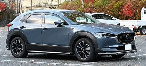 Grijze Mazda CX-30 SUV geparkeerd voor het verkopen via AutoInkoopSpecialist.