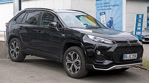 Zijaanzicht van een moderne Suzuki Across plug-in hybride SUV.