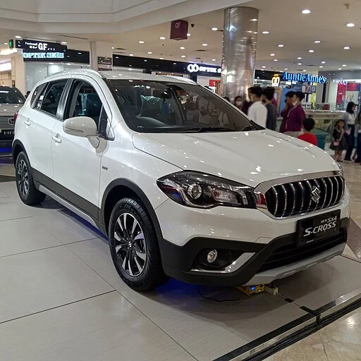 Een grijze Suzuki S-Cross geparkeerd op straat voor verkoop aan AutoInkoopSpecialist.