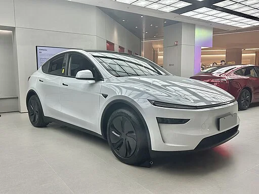 Witte Tesla Model Y geparkeerd voor het verkopen via AutoInkoopSpecialist.nl
