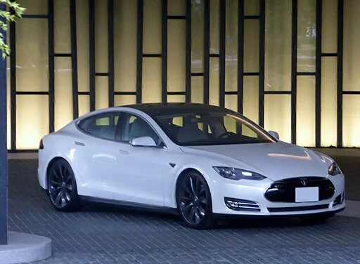 Een zwarte Tesla Model S elektrisch voertuig gereed voor verkoop
