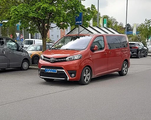 Zijaanzicht van een nette Toyota Proace bedrijfswagen voor verkoop