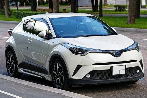 Een zilvergrijze Toyota C-HR klaar voor de verkoop.
