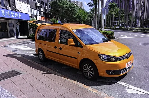 Witte Volkswagen Caddy bedrijfswagen klaar voor verkoop via AutoInkoopSpecialist.nl.