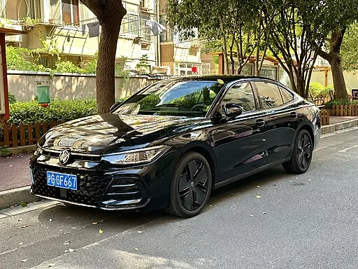 Een nette Volkswagen Passat gereed voor de verkoop aan AutoInkoopSpecialist.