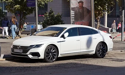 Zwarte Volkswagen Arteon geparkeerd voor een snelle verkoop via AutoInkoopSpecialist.nl