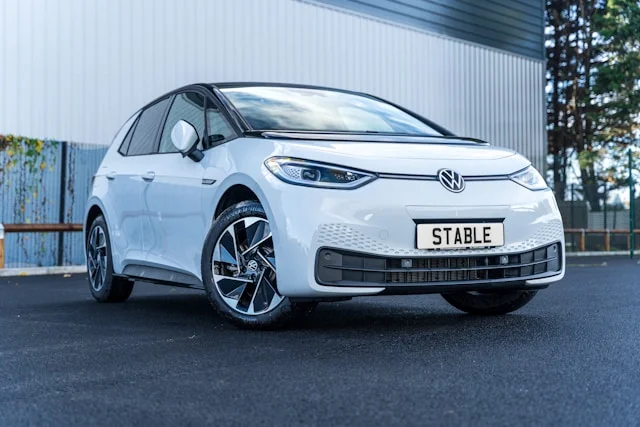 Witte Volkswagen ID.3 elektrisch geparkeerd voor verkoop