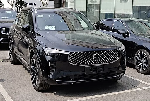 Zwarte Volvo XC90 geparkeerd voor verkoop bij AutoInkoopSpecialist.nl