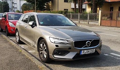 Zwarte Volvo V60 geparkeerd langs de weg voor snelle verkoop