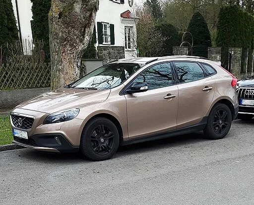 Zwarte Volvo V40 geparkeerd langs de weg voor snelle verkoop bij AutoInkoopSpecialist.nl.