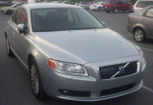 Zijaanzicht van een nette zilverkleurige Volvo S80 sedan.