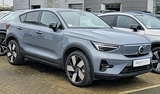 Een elektrische Volvo C40 geparkeerd langs de weg.