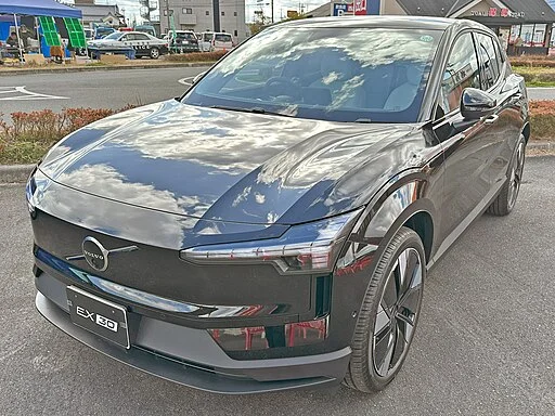 Zijaanzicht van een compacte elektrische Volvo EX30 op straat