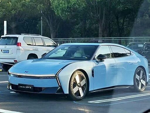 Zijaanzicht van een zilveren Xpeng P7 elektrische sedan