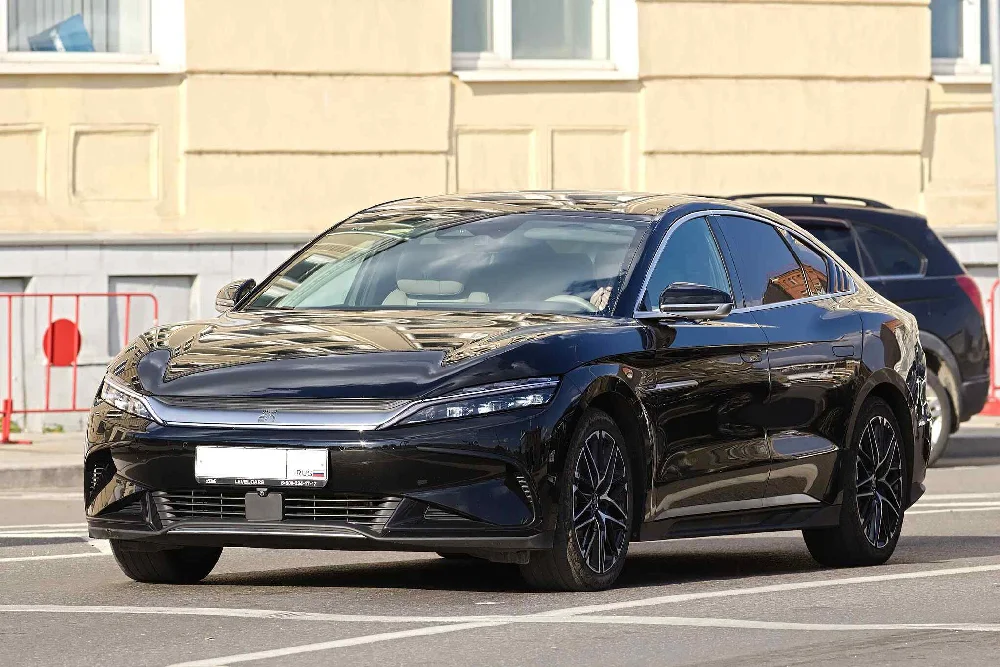 Zijaanzicht van een luxe BYD Han elektrische sedan