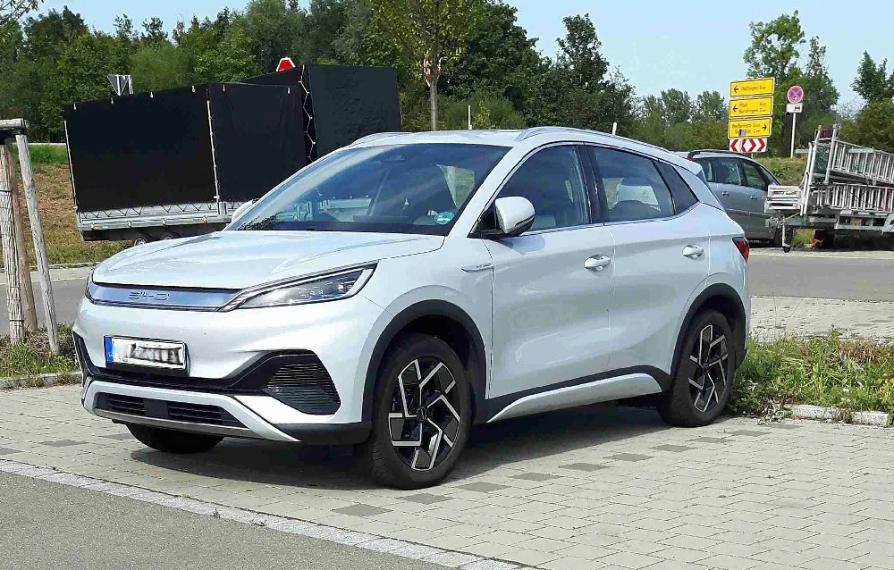 Blauwe BYD Atto 3 elektrische SUV zijaanzicht