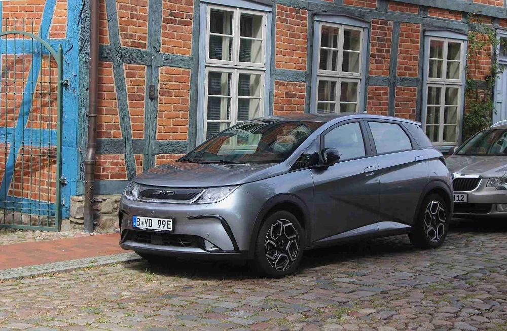 Een compacte BYD Dolphin elektrisch voertuig gereed voor verkoop.
