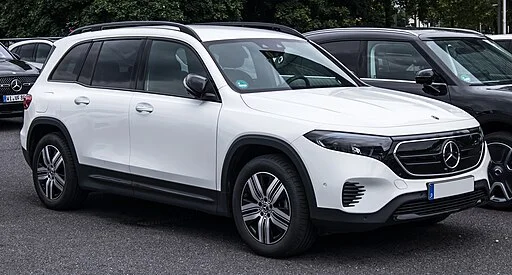 Een elektrische Mercedes EQB klaar voor de verkoop.
