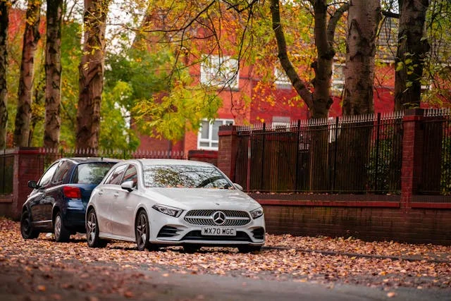 Zijaanzicht van een zilveren Mercedes A-Klasse klaar voor verkoop