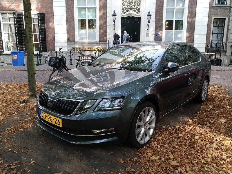 Zijaanzicht van een nette Skoda Octavia Combi die klaarstaat voor verkoop.