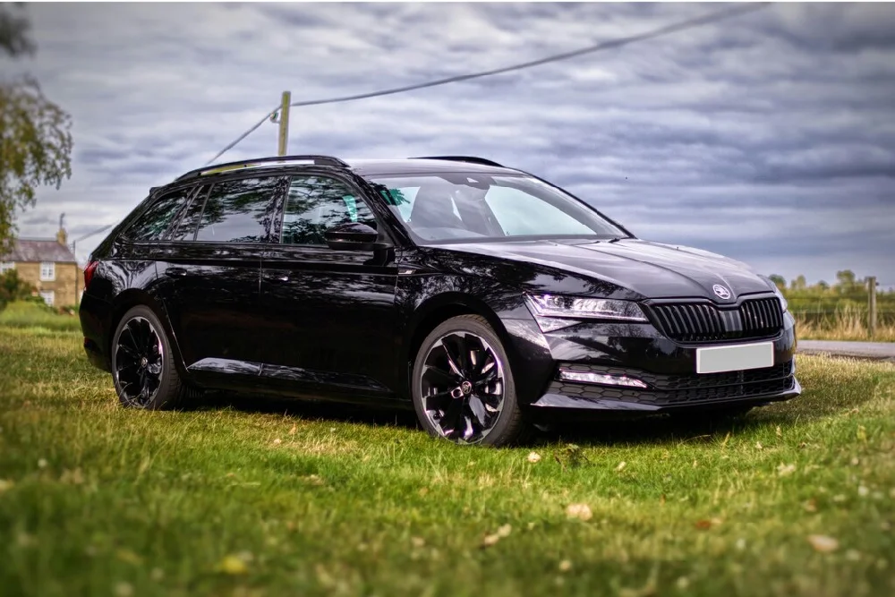 Een nette Skoda Superb klaar voor een gratis en vrijblijvende waardebepaling.