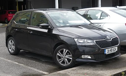 Zwarte Skoda Fabia hatchback geparkeerd voor verkoop bij AutoInkoopSpecialist.nl