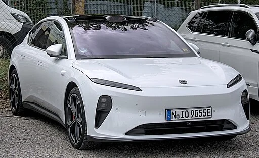 Een moderne elektrische Nio ET5 klaar voor verkoop.