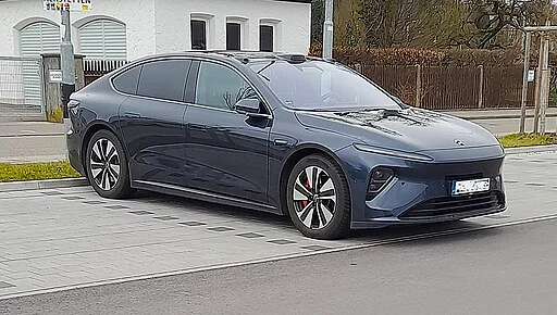 Een luxe grijze Nio ET7 zijaanzicht klaar voor verkoop.