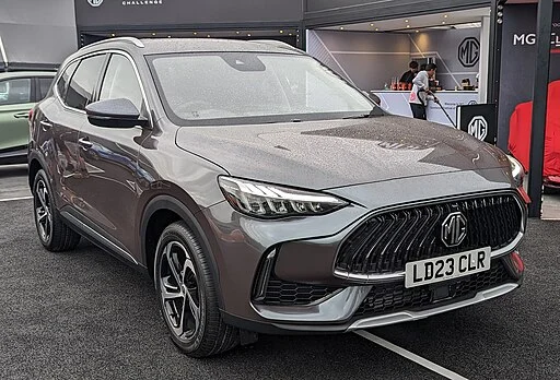 Zijaanzicht van een moderne MG HS SUV die snel en veilig verkocht kan worden.