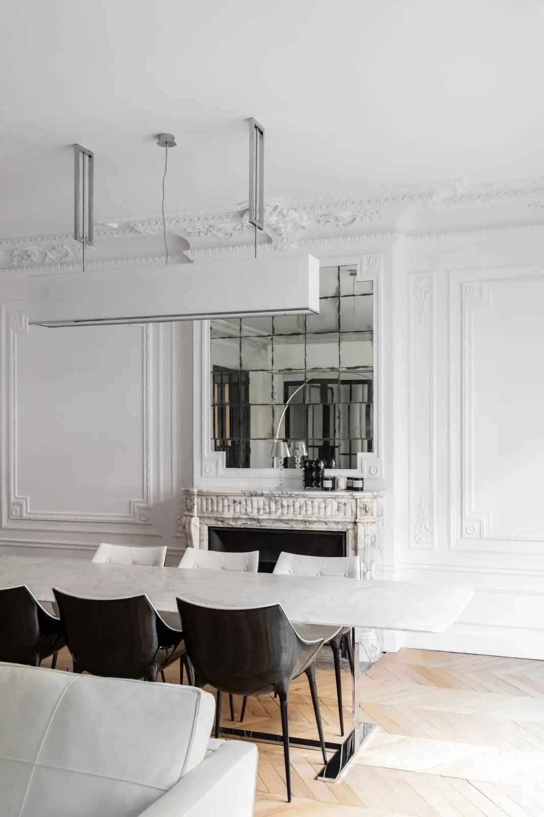Aménagement intérieur – Salle à manger élégante avec table bois et chaises noires – Projet Daru CTEG