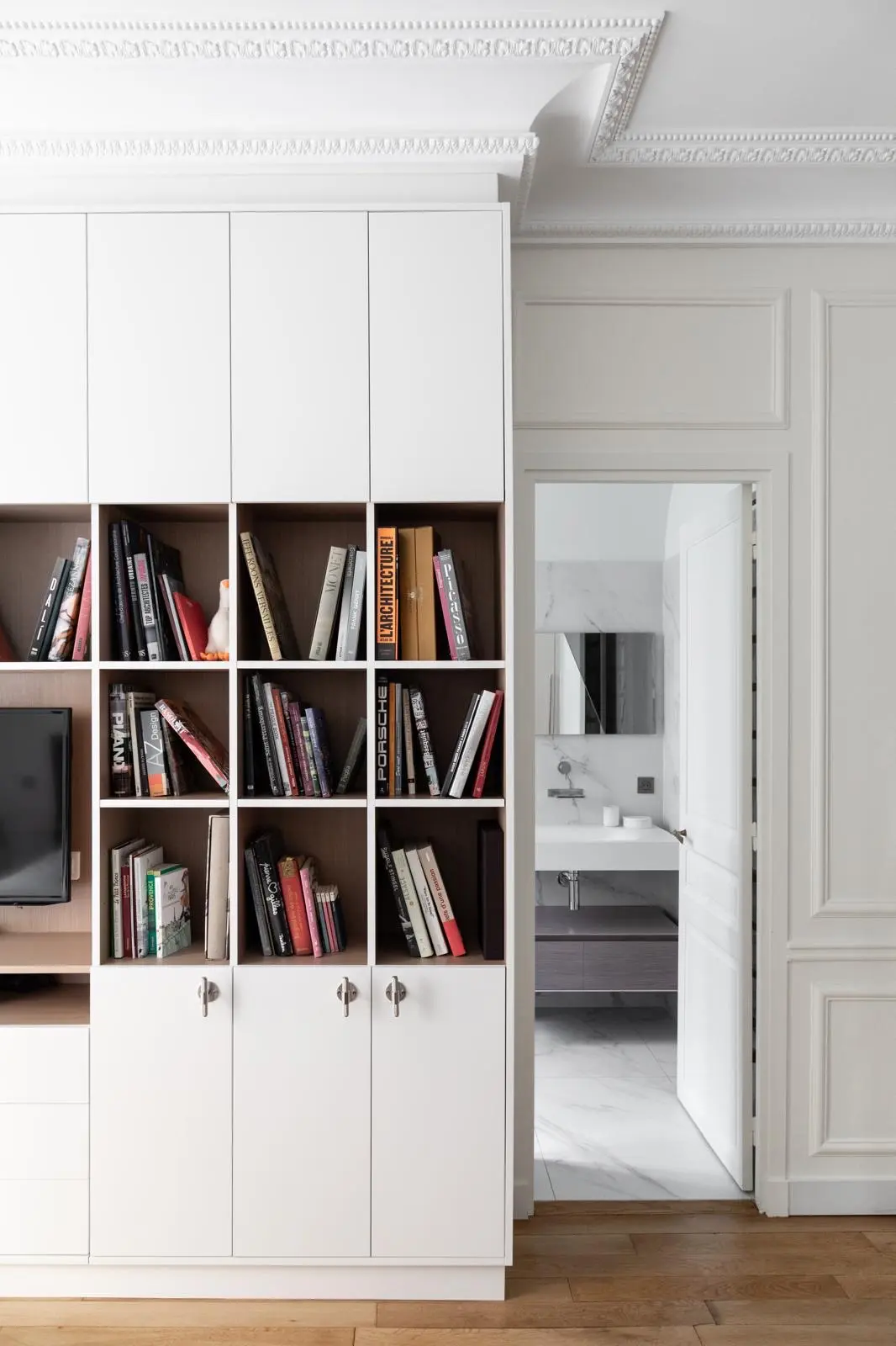 Aménagement intérieur – Bibliothèque intégrée avec rangements blancs et bois – Projet Daru CTEG