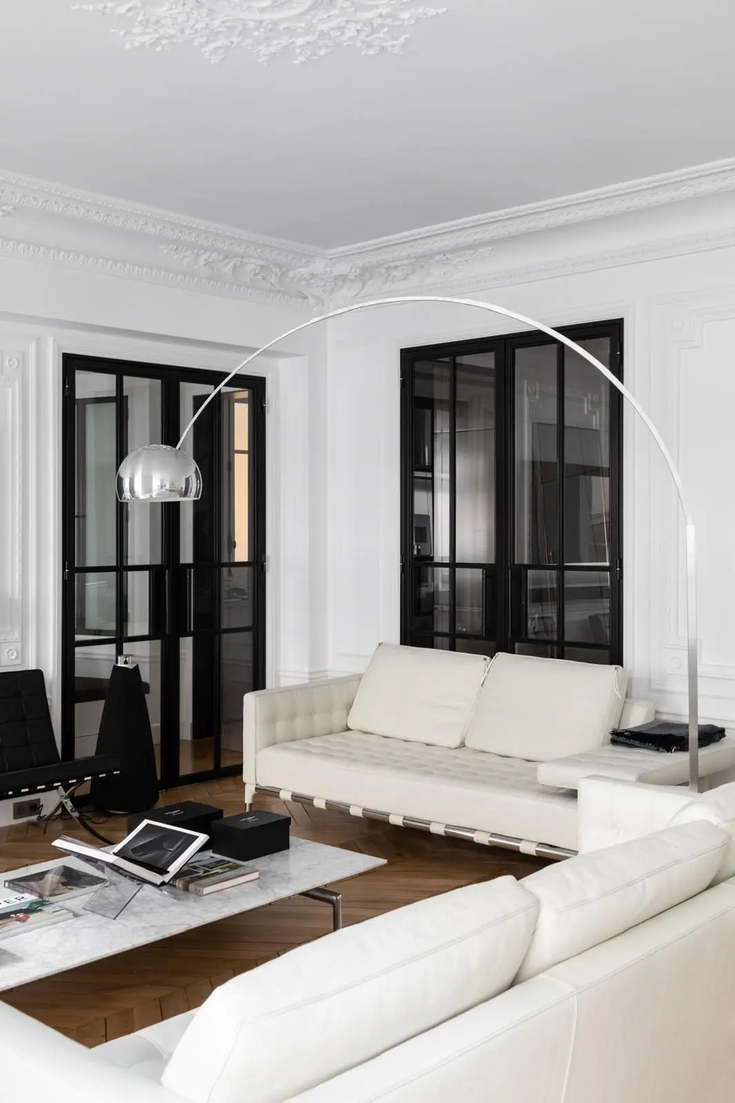 Aménagement intérieur – Salon lumineux avec canapé blanc et verrière noire – Projet Daru CTEG