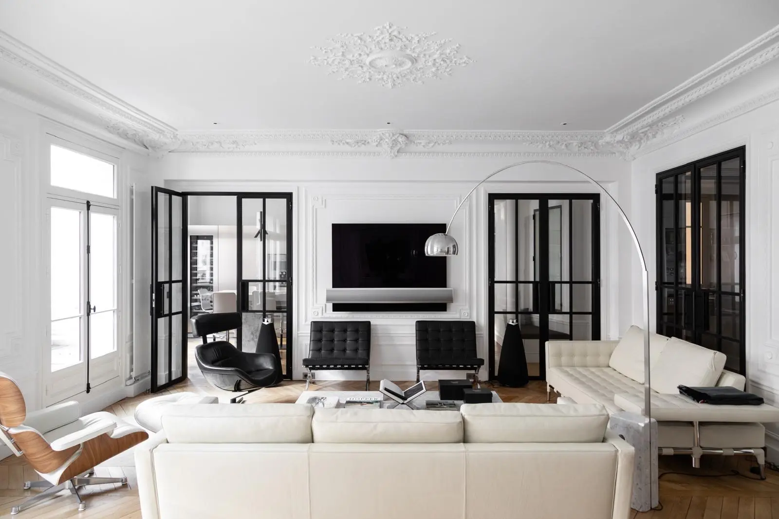 Aménagement intérieur – Salon spacieux avec cheminée et baies vitrées – Projet Daru CTEG