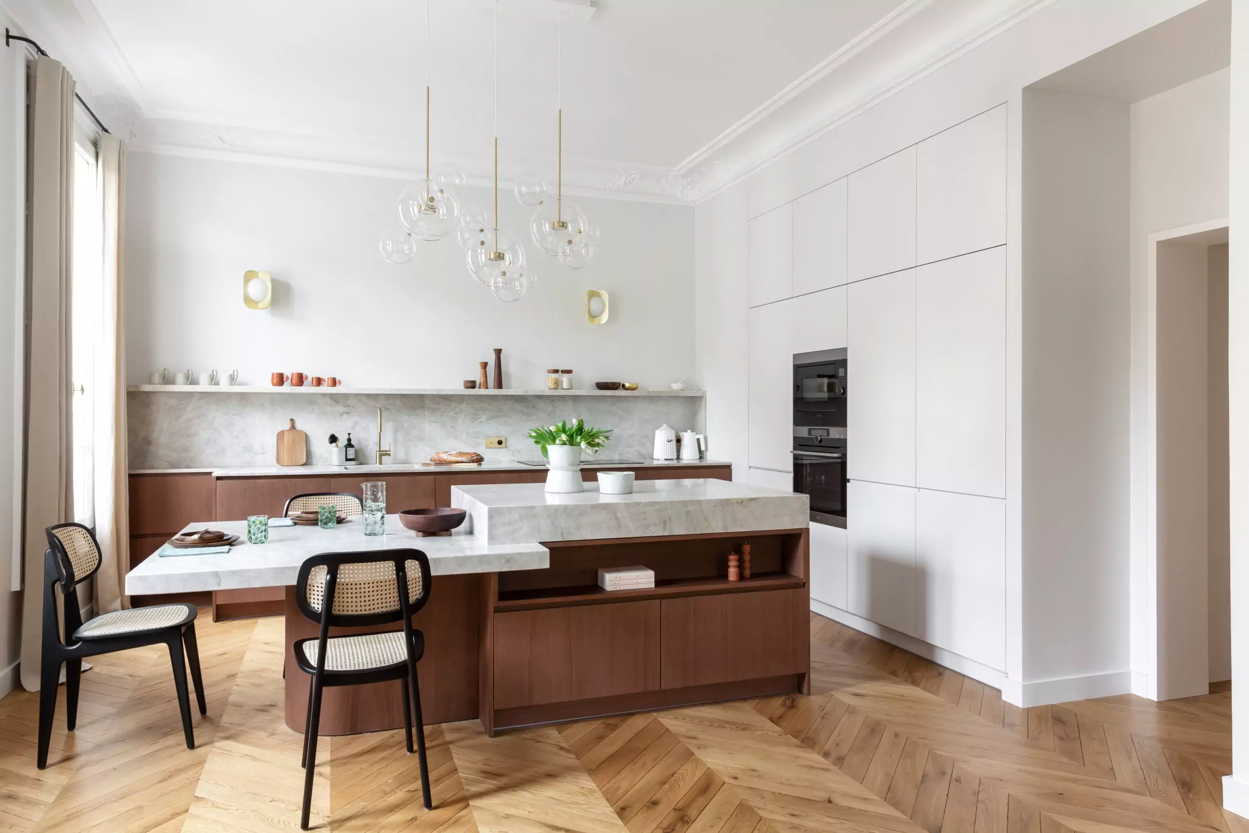 Aménagement intérieur – Salle à manger lumineuse avec table bois – Projet Malesherbes CTEG