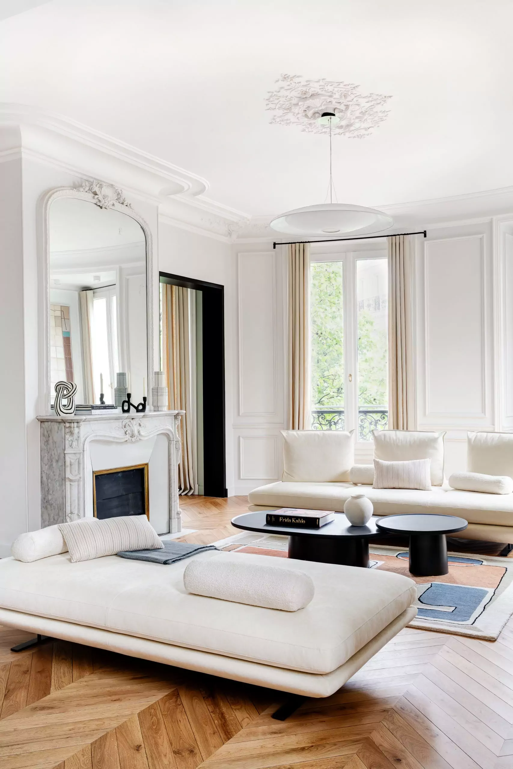Aménagement intérieur – Salon lumineux avec canapé gris clair – Projet Malesherbes CTEG