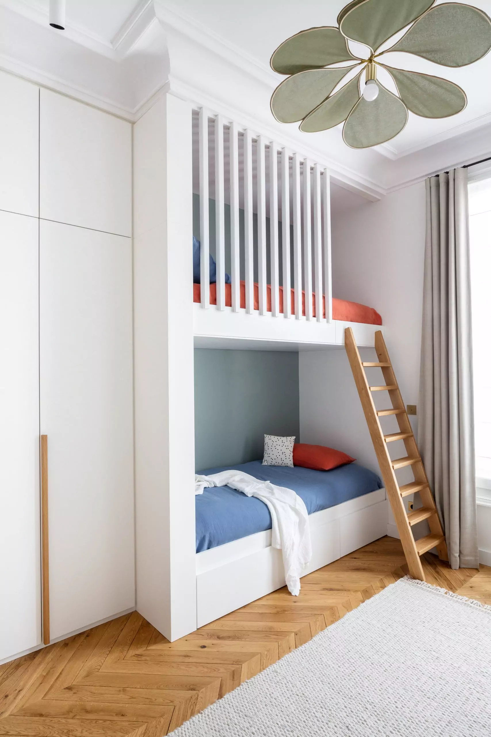 Aménagement intérieur – Chambre enfant avec lit mezzanine et mur bleu – Projet Malesherbes CTEG