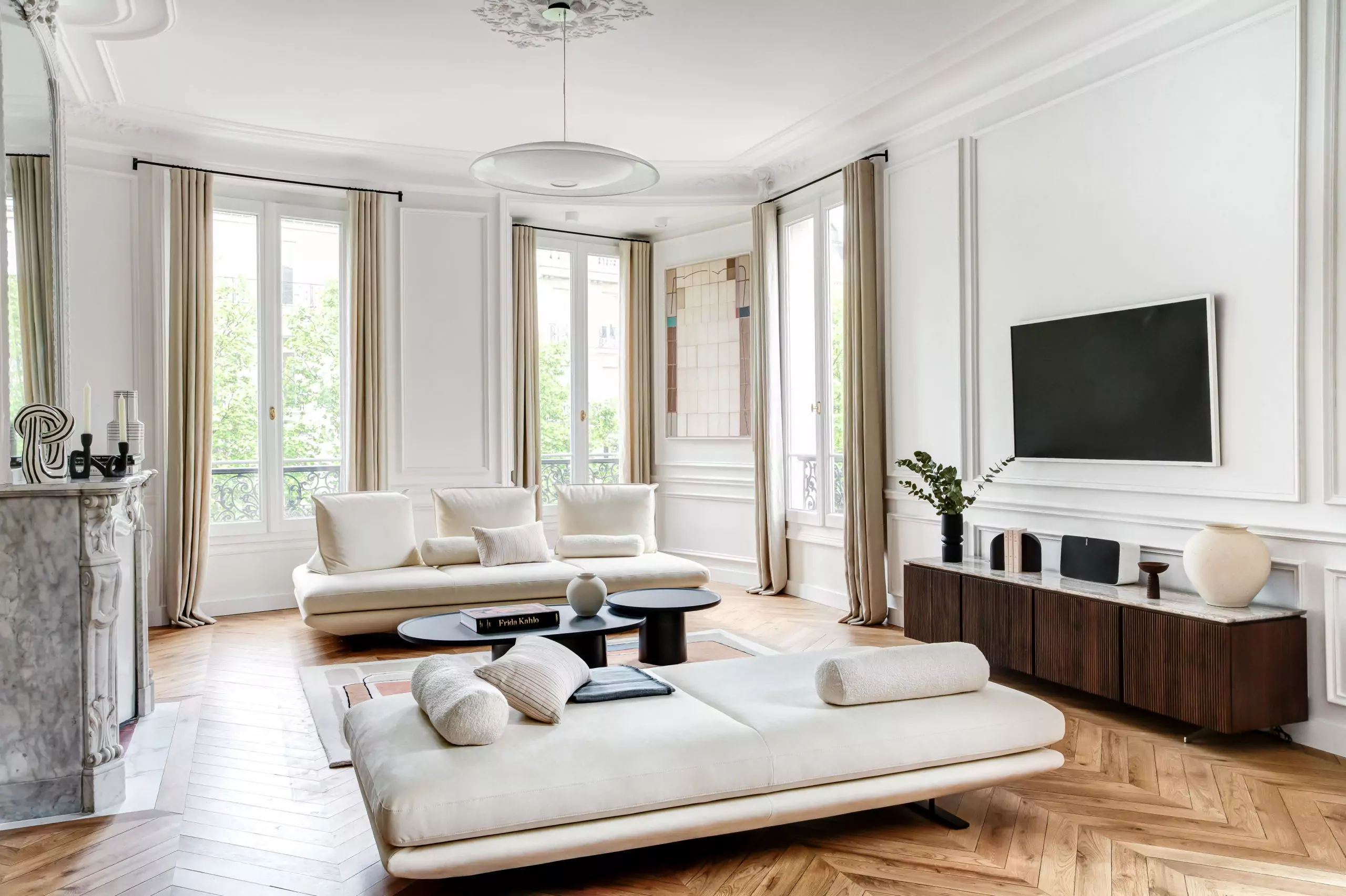 Aménagement intérieur – Salon raffiné avec moulures et canapé clair – Projet Malesherbes CTEG