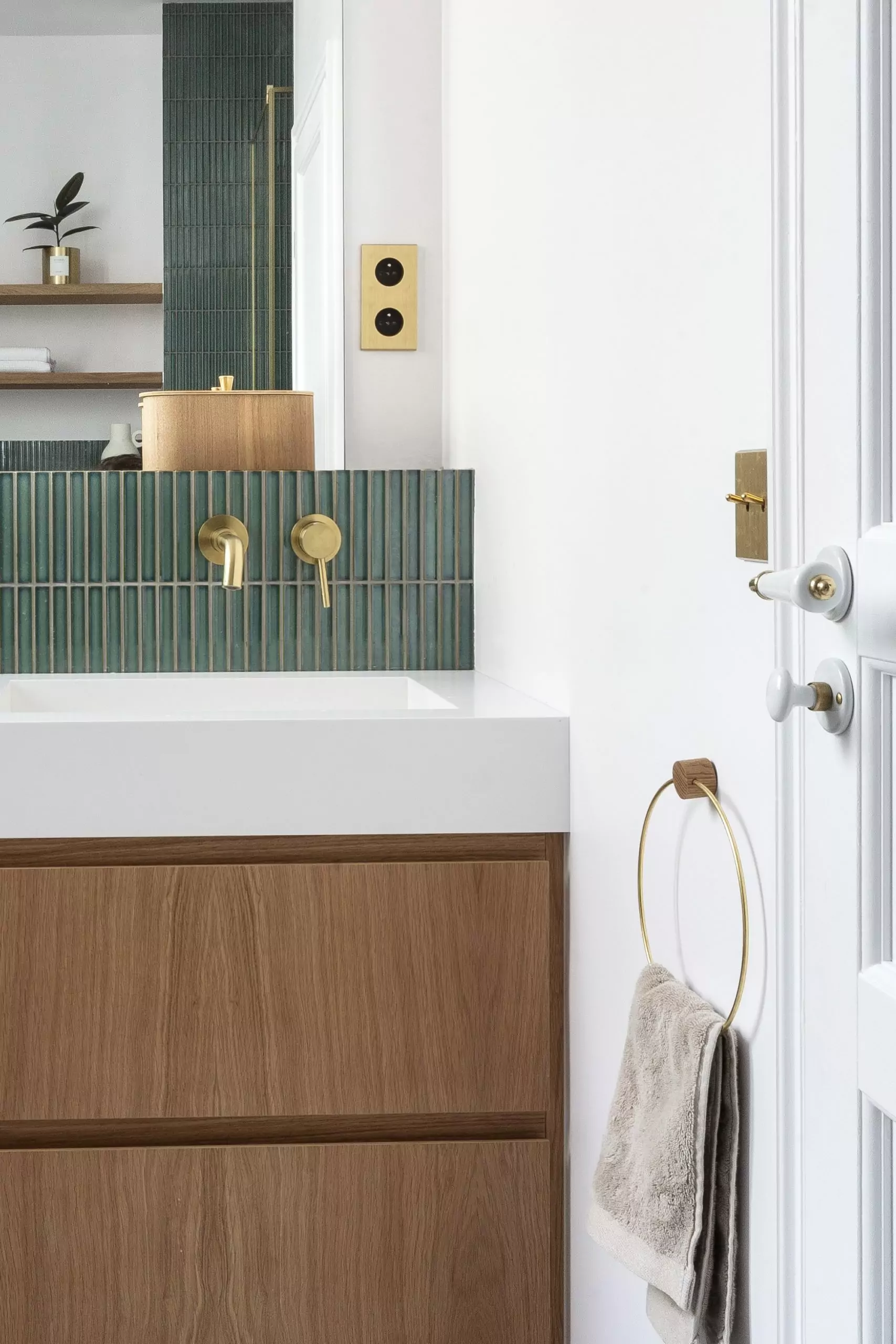 Aménagement intérieur – Salle de bain avec meuble bois et vasque blanche – Projet Malesherbes CTEG
