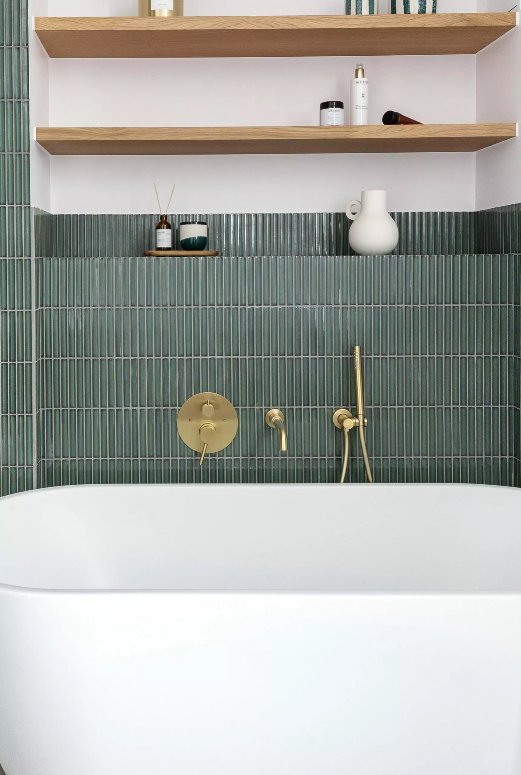 Aménagement intérieur – Salle de bain moderne avec carrelage vert – Projet Malesherbes CTEG