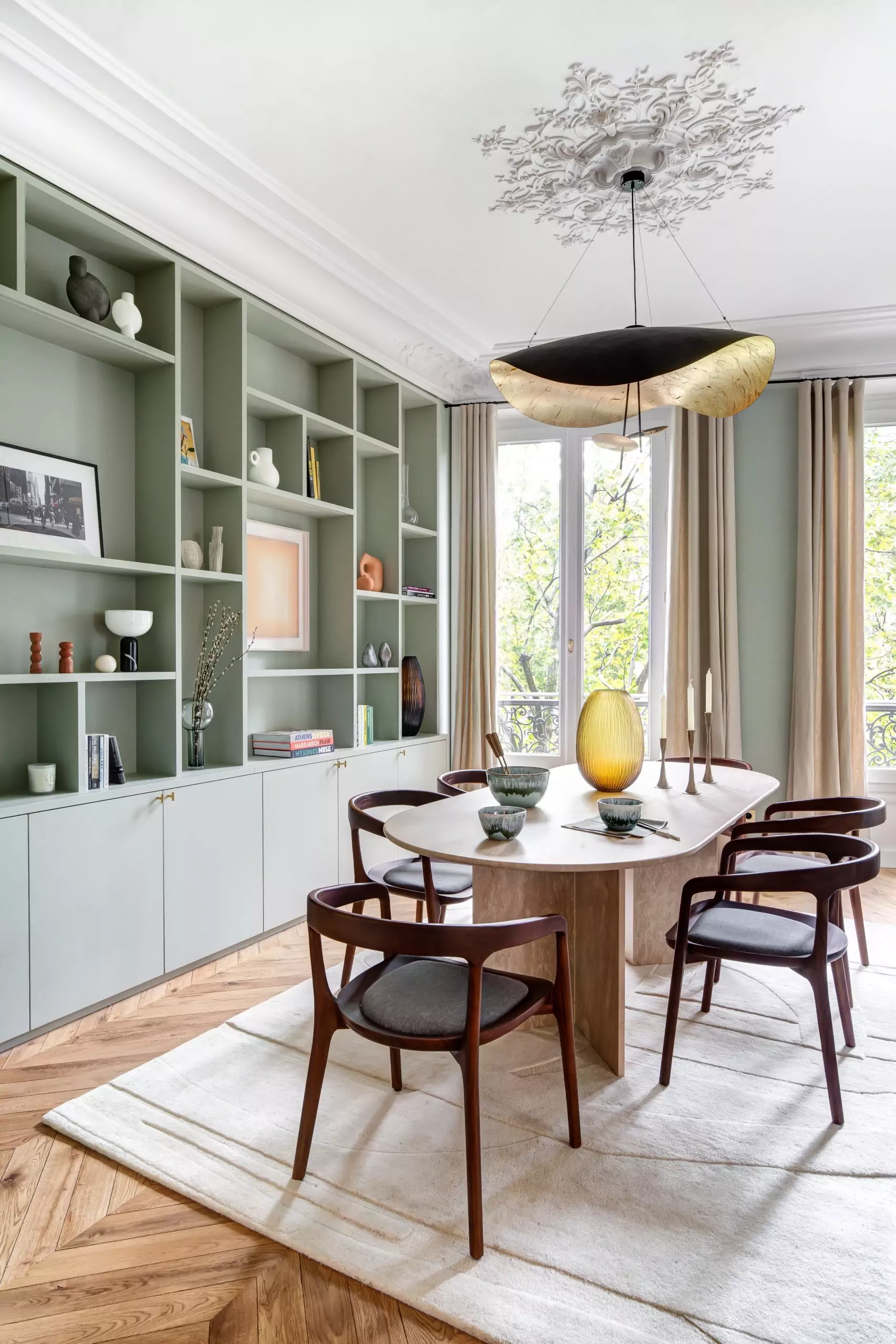 Aménagement intérieur – Salle à manger avec murs verts et suspension design – Projet Malesherbes CTEG