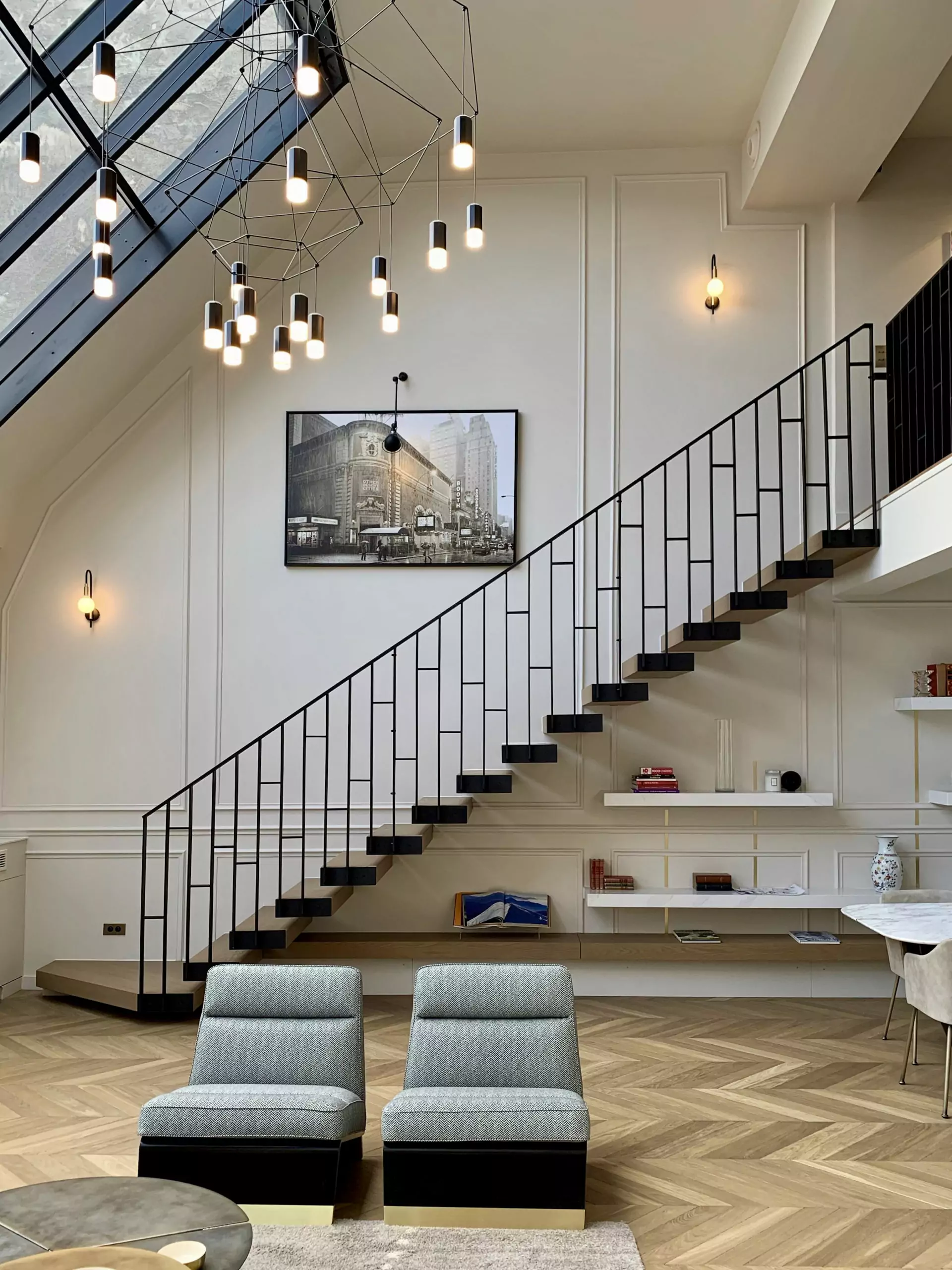 Aménagement intérieur – Salon avec escalier design et parquet bois – Projet Lalo CTEG
