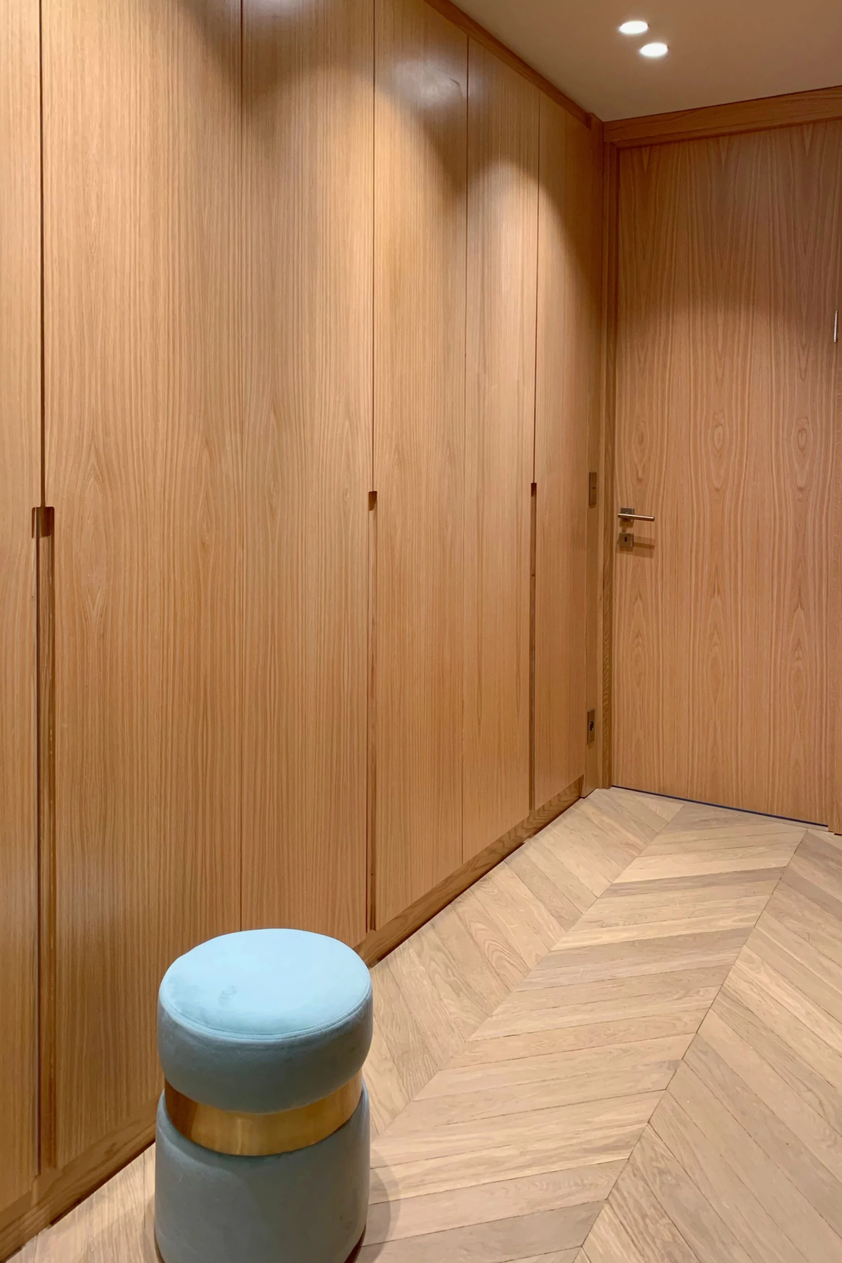 Aménagement intérieur – Couloir avec rangements bois et assise – Projet Lalo CTEG