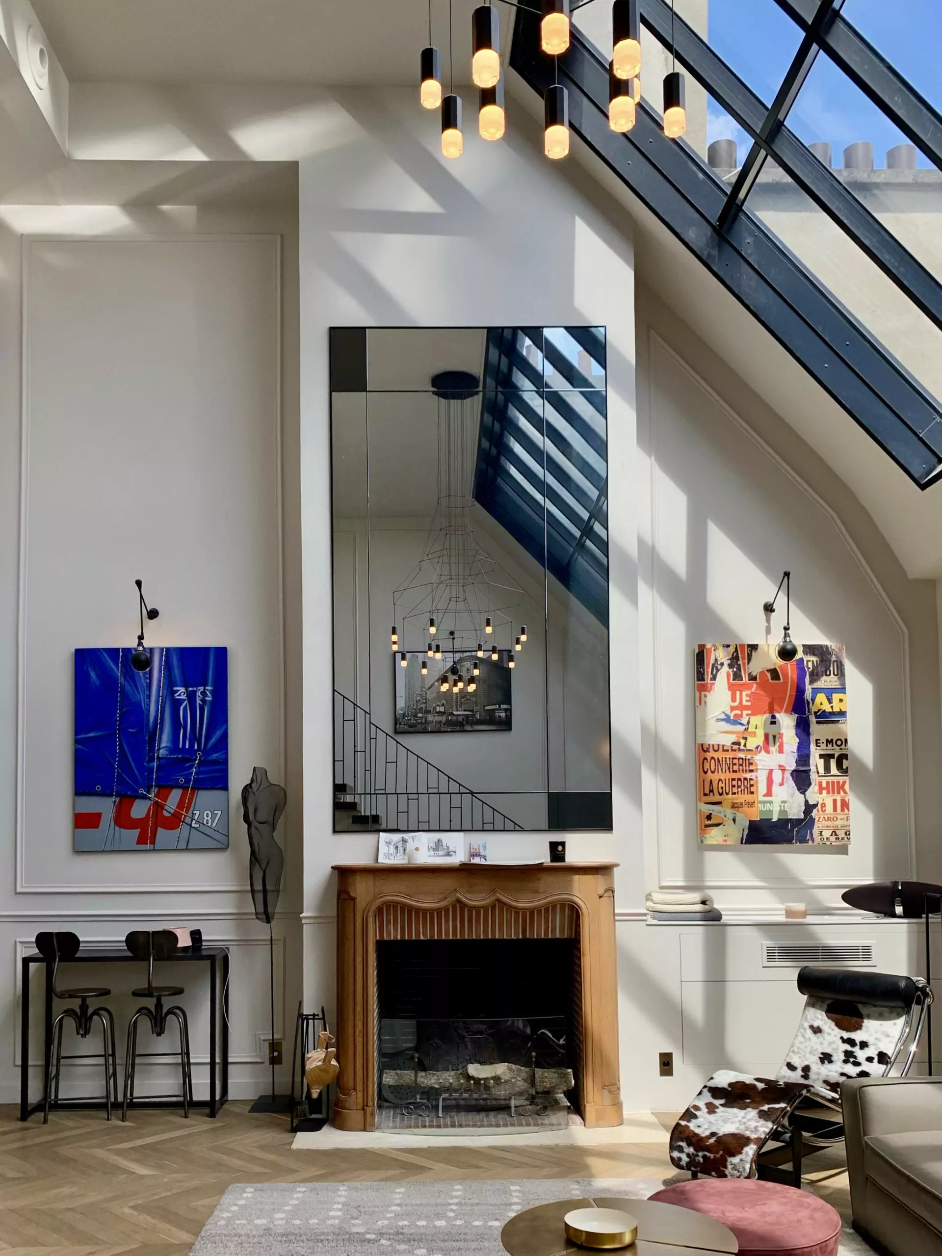 Aménagement intérieur – Salon lumineux avec grande verrière et coin cheminée – Projet Lalo CTEG