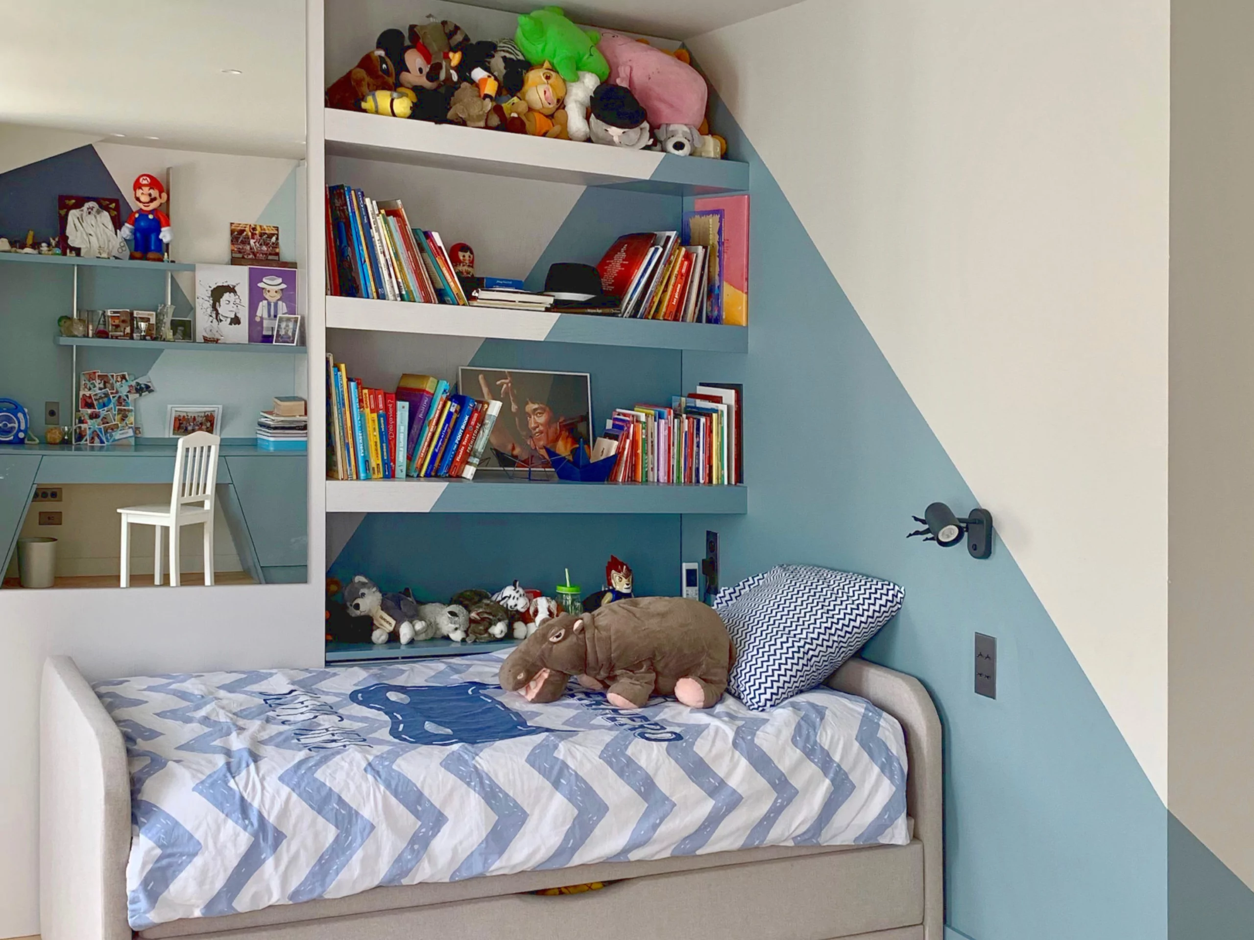 Aménagement intérieur – Chambre d’enfant avec lit intégré et étagères colorées – Projet Lalo CTEG