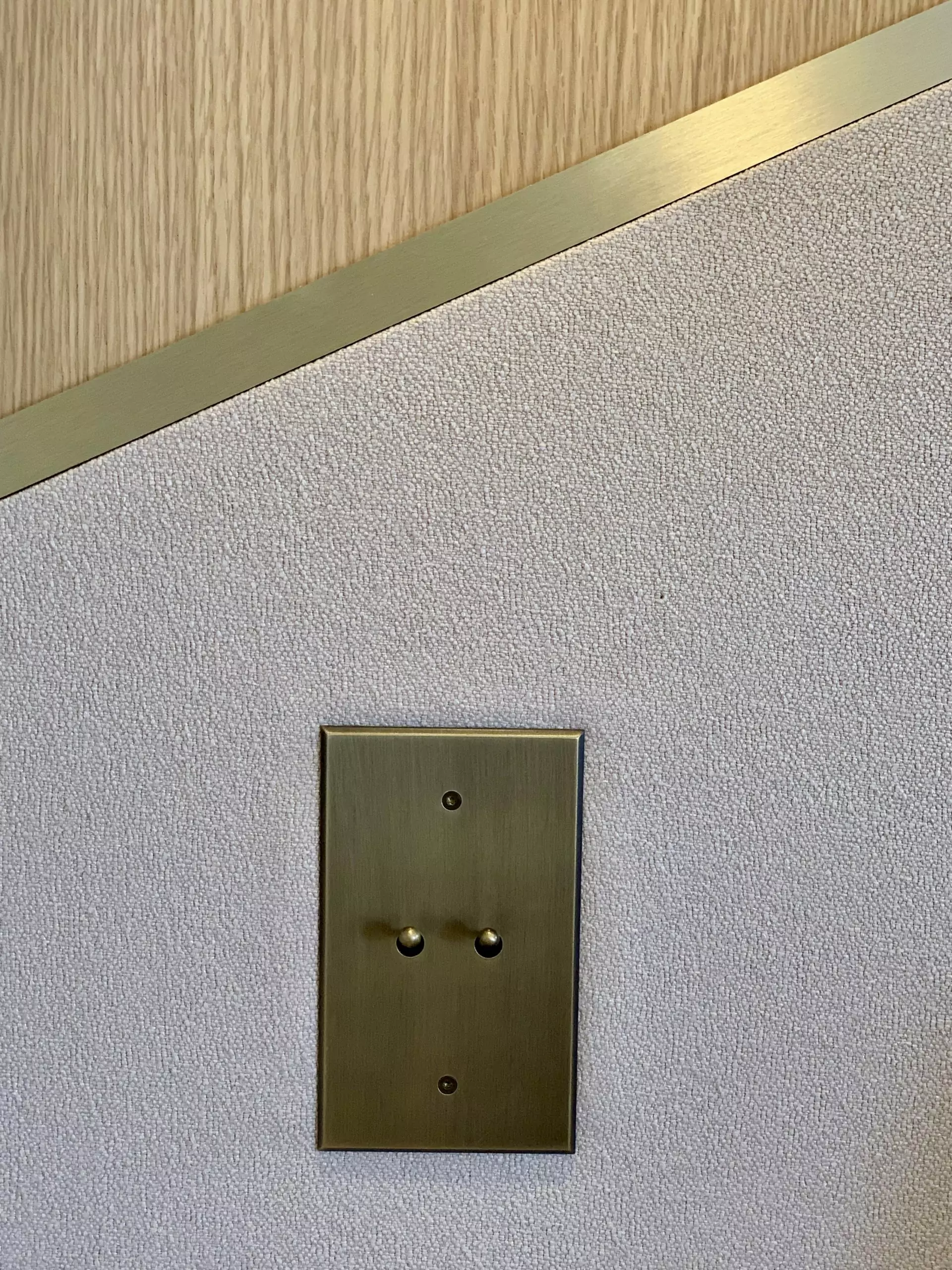 Aménagement intérieur – Détail mural avec interrupteur moderne – Projet Lalo CTEG