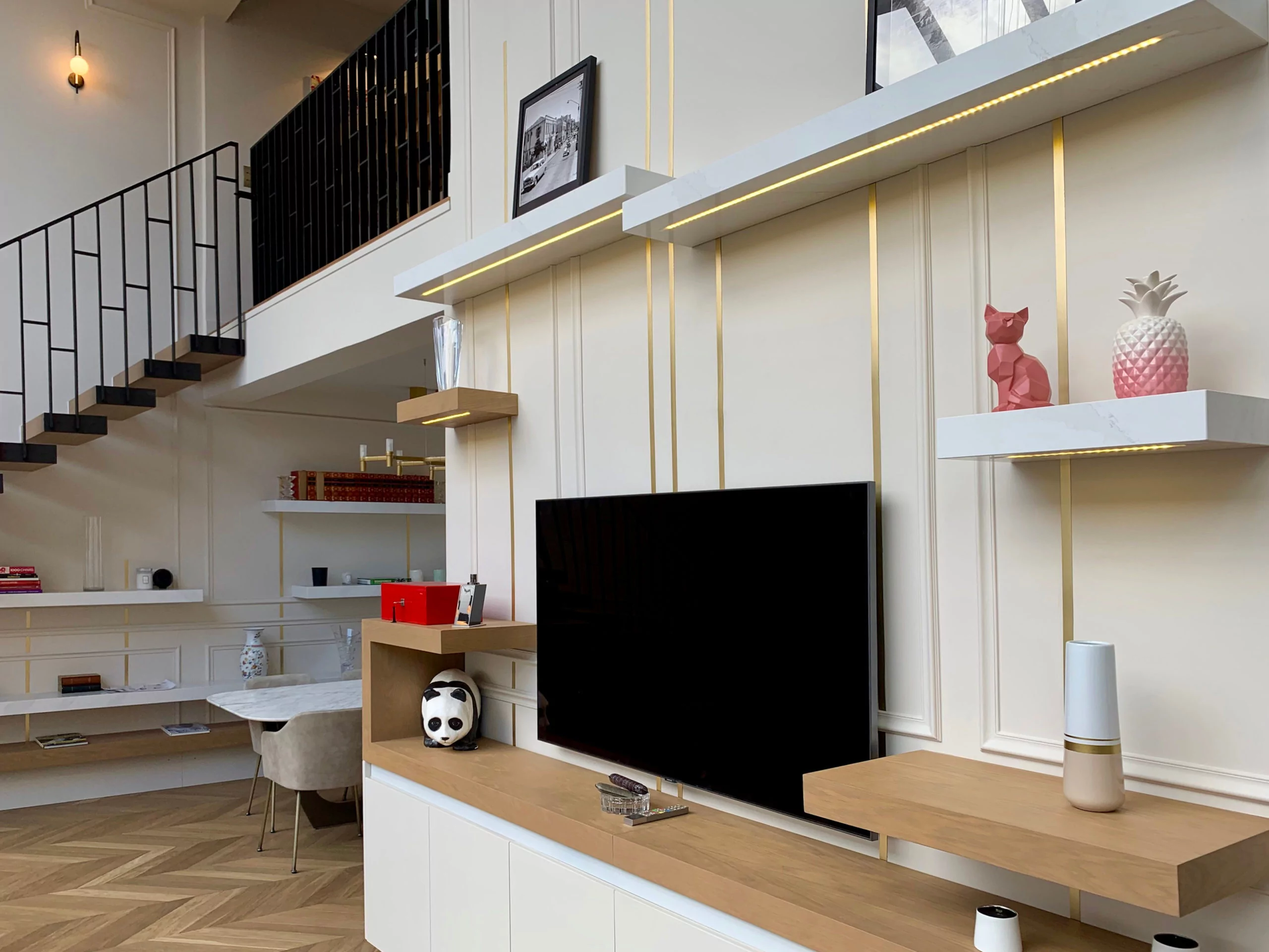 Aménagement intérieur – Salon lumineux avec bibliothèque murale et TV intégrée – Projet Lalo CTEG