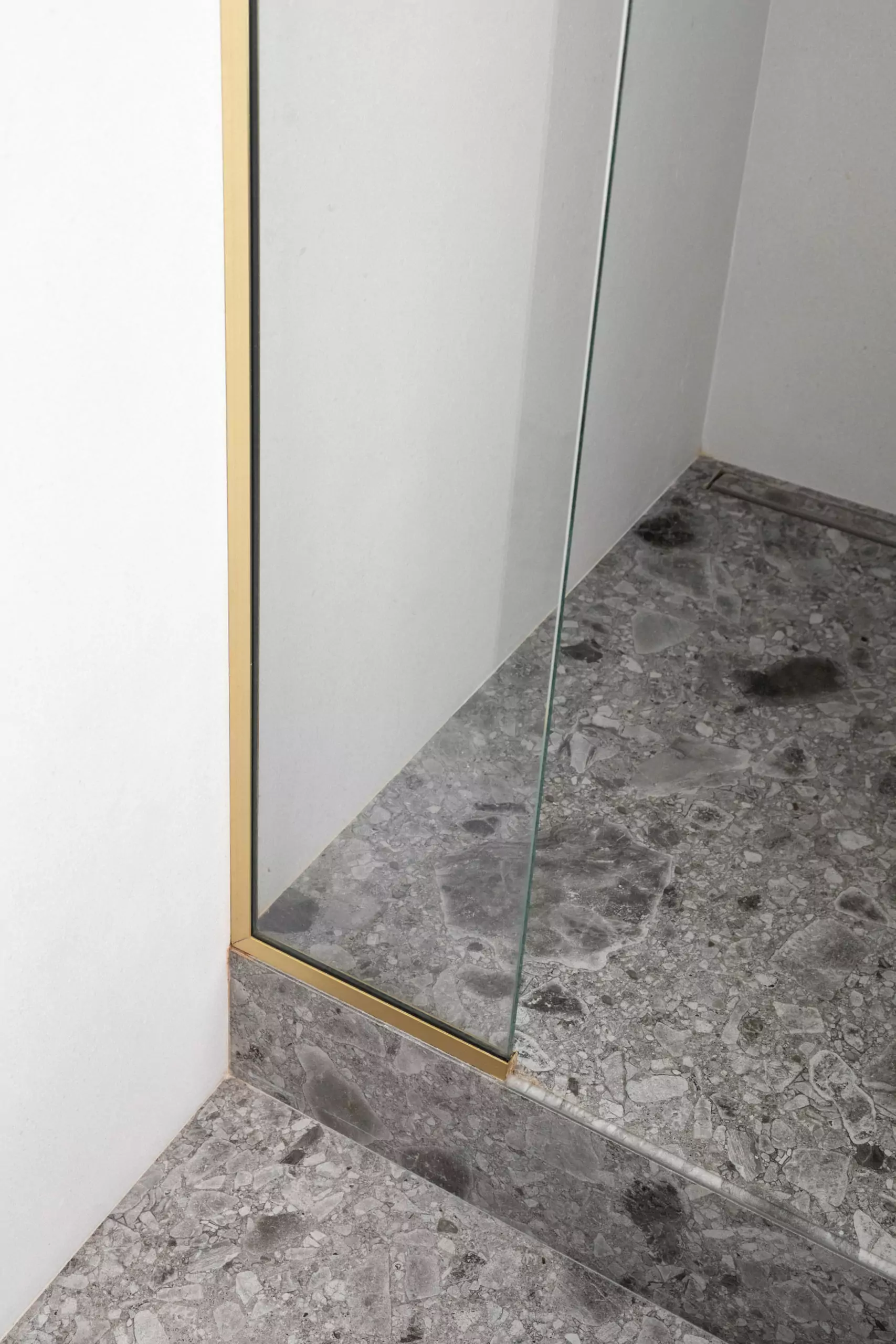 Aménagement intérieur – Salle de bain avec douche en marbre gris – Projet Cassette CTEG